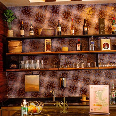 Roots Hotel Apartments Абиджан Экстерьер фото