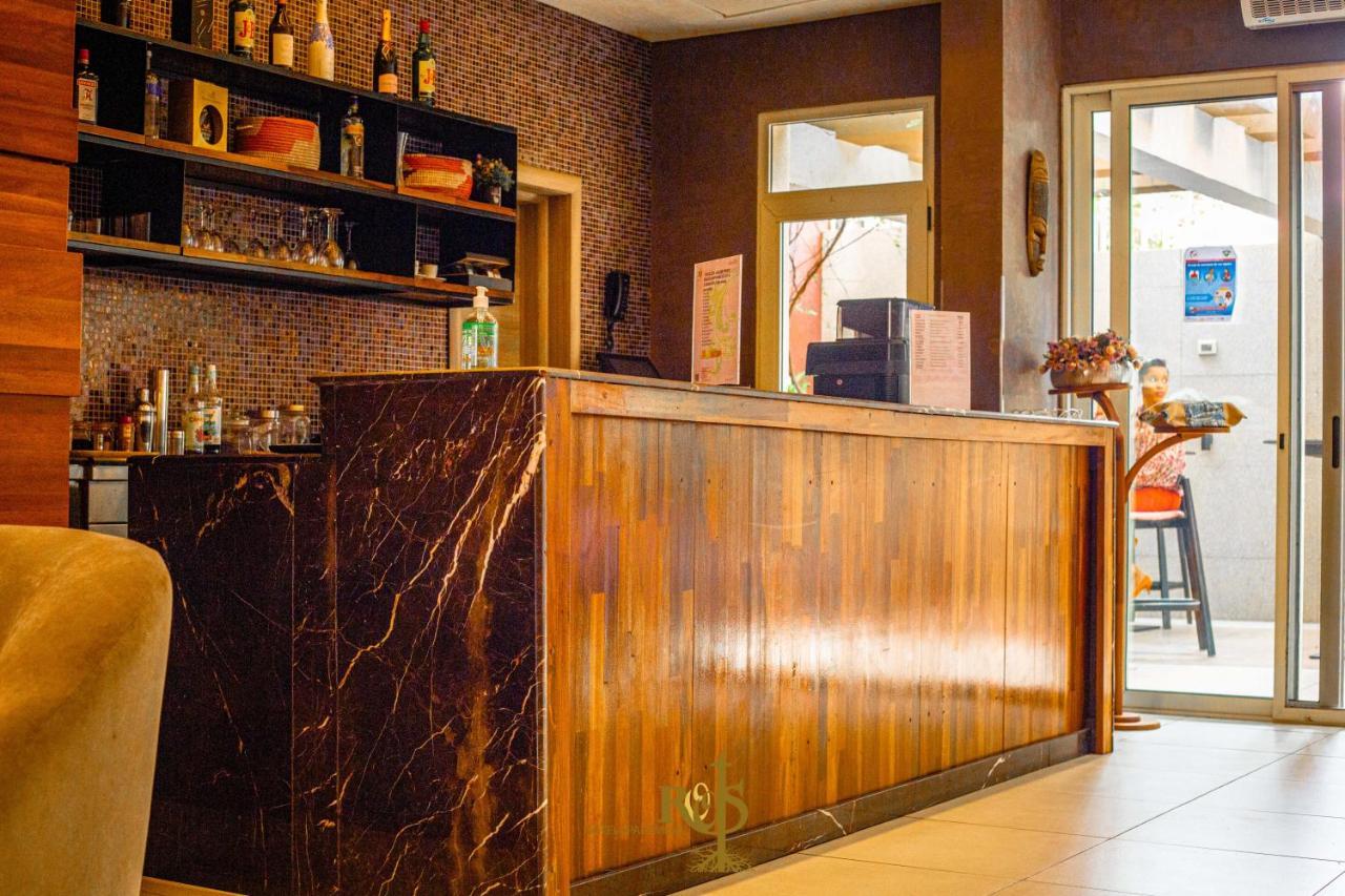 Roots Hotel Apartments Абиджан Экстерьер фото