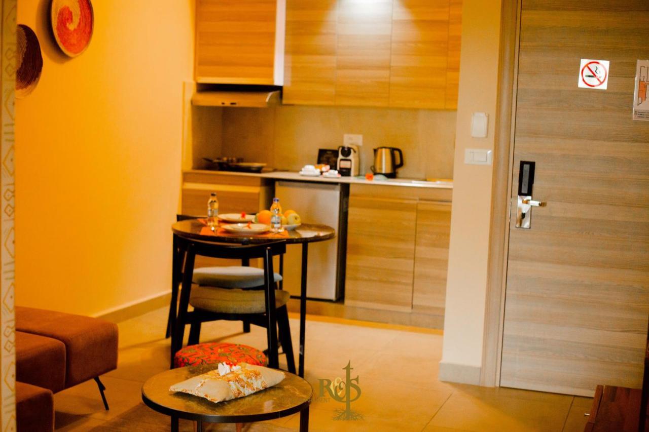 Roots Hotel Apartments Абиджан Экстерьер фото