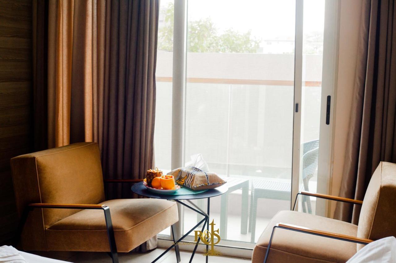 Roots Hotel Apartments Абиджан Экстерьер фото