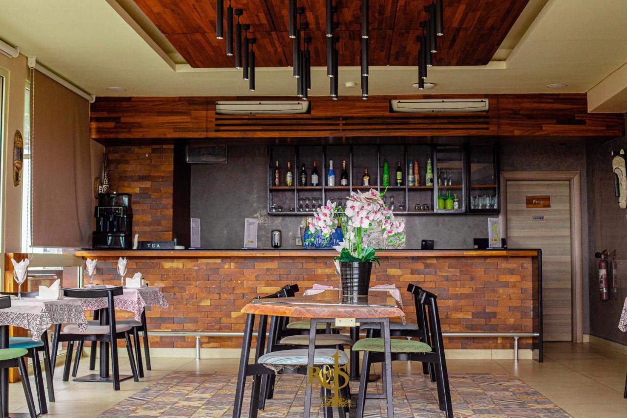 Roots Hotel Apartments Абиджан Экстерьер фото