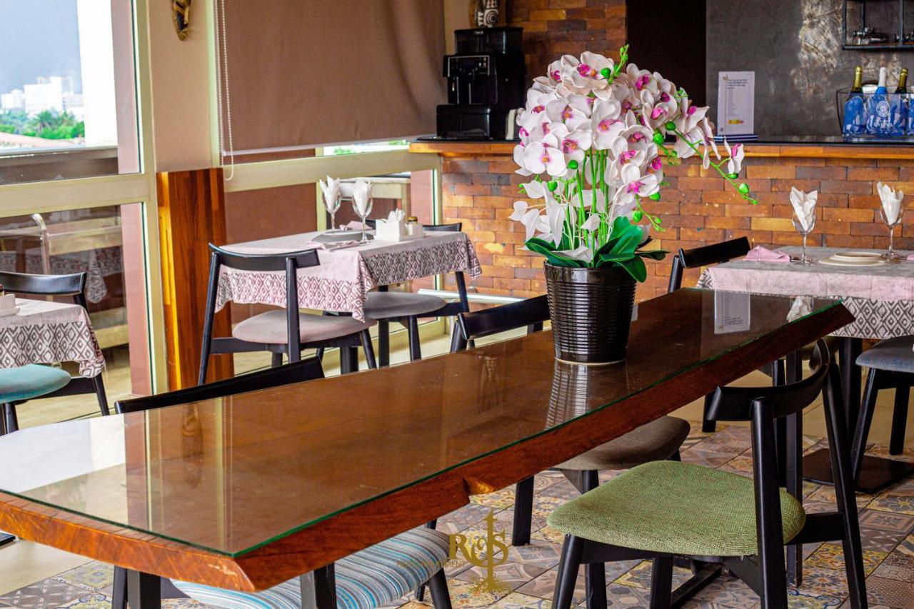 Roots Hotel Apartments Абиджан Экстерьер фото