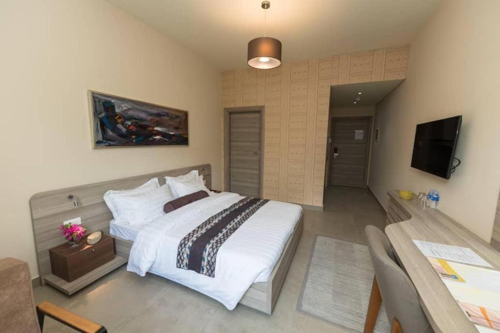 Roots Hotel Apartments Абиджан Экстерьер фото