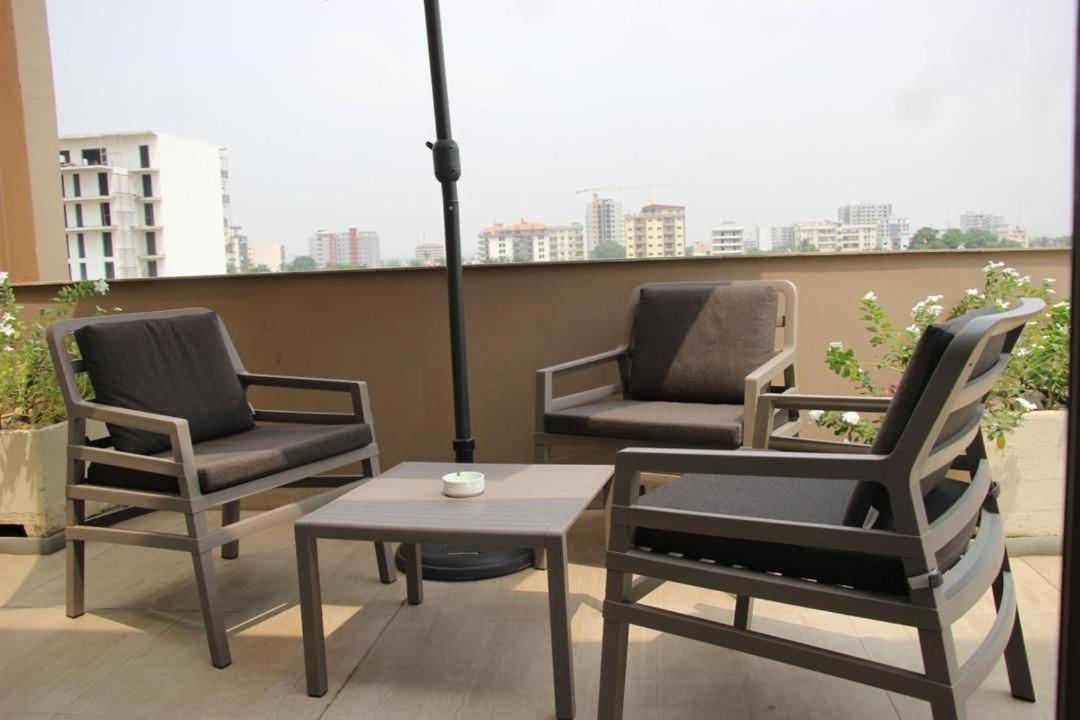Roots Hotel Apartments Абиджан Экстерьер фото