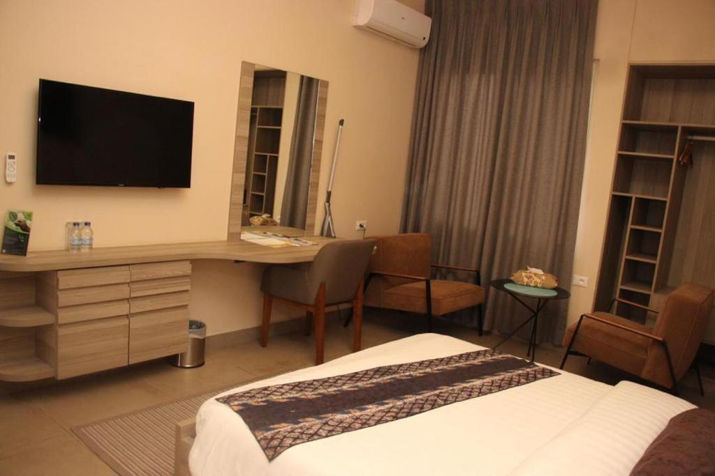 Roots Hotel Apartments Абиджан Экстерьер фото