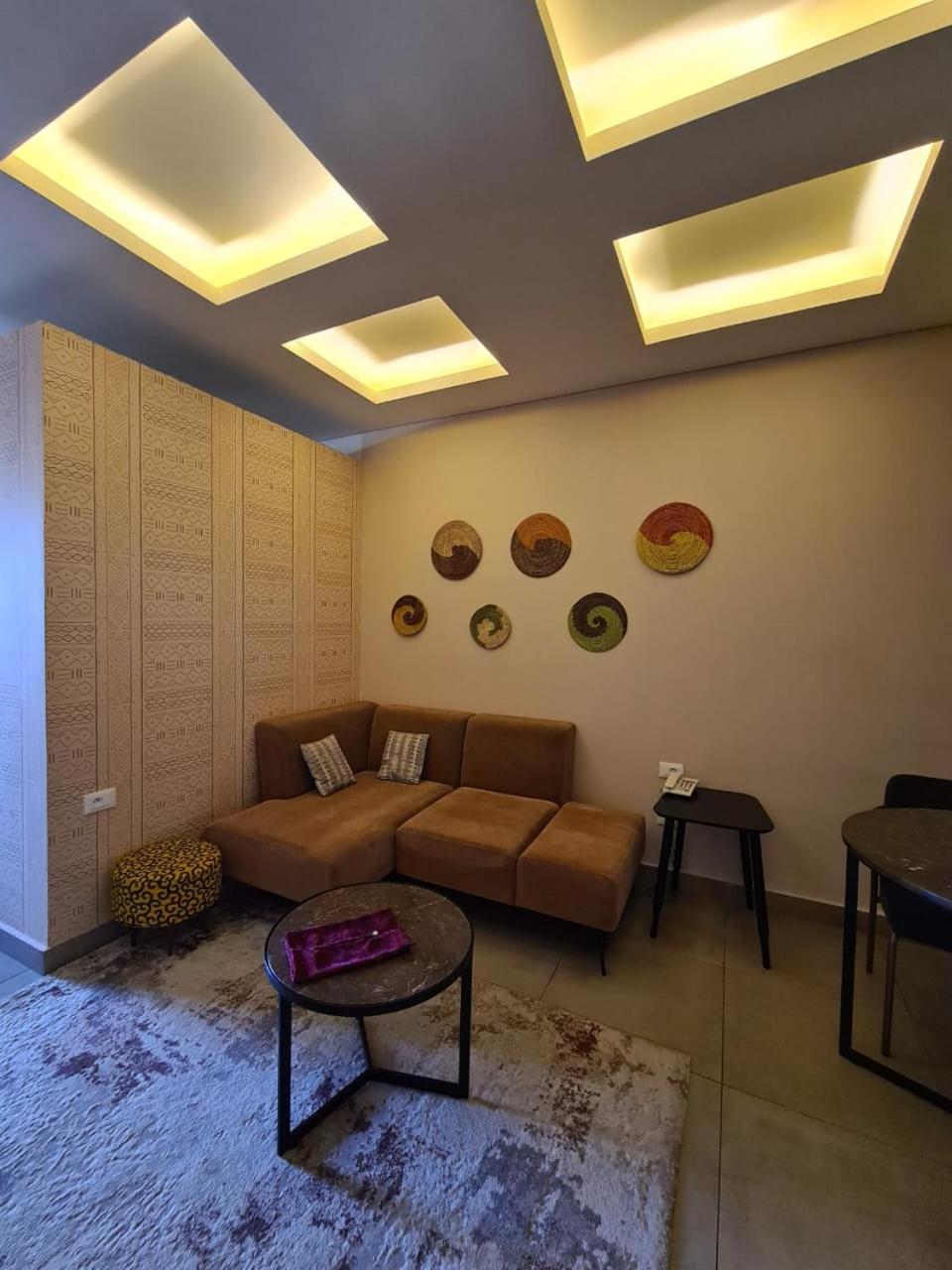 Roots Hotel Apartments Абиджан Экстерьер фото