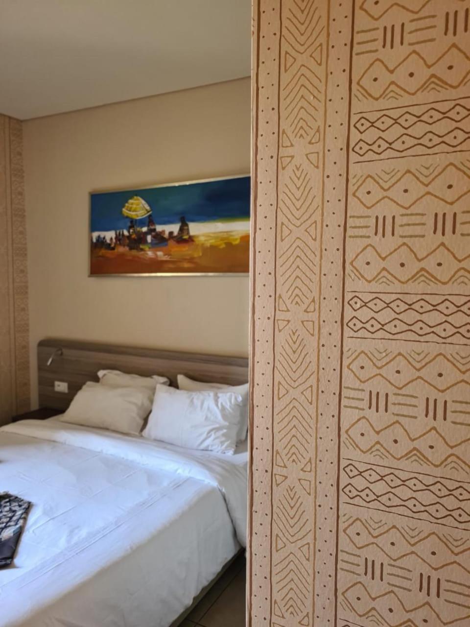 Roots Hotel Apartments Абиджан Экстерьер фото