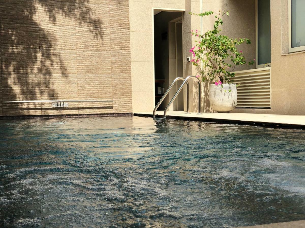 Roots Hotel Apartments Абиджан Экстерьер фото