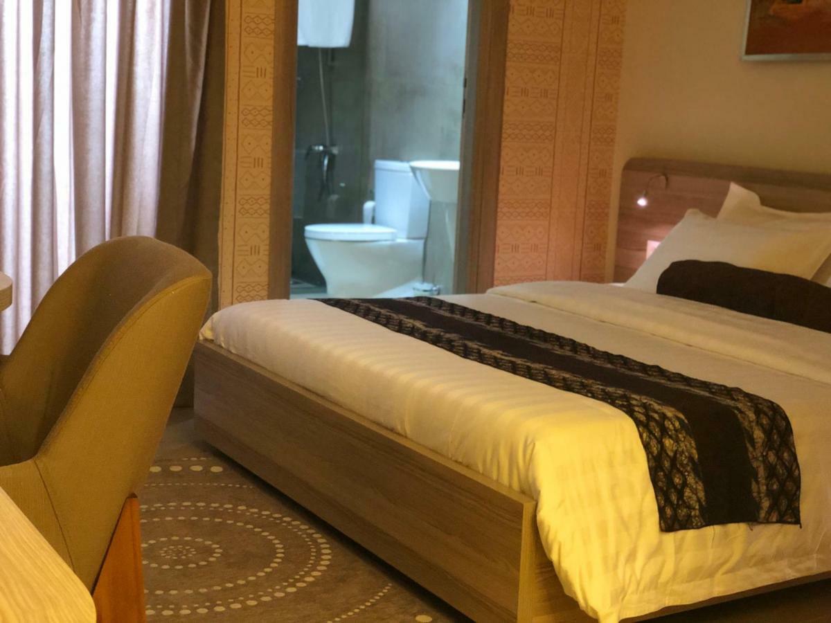 Roots Hotel Apartments Абиджан Экстерьер фото