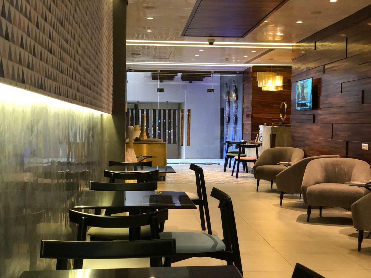 Roots Hotel Apartments Абиджан Экстерьер фото