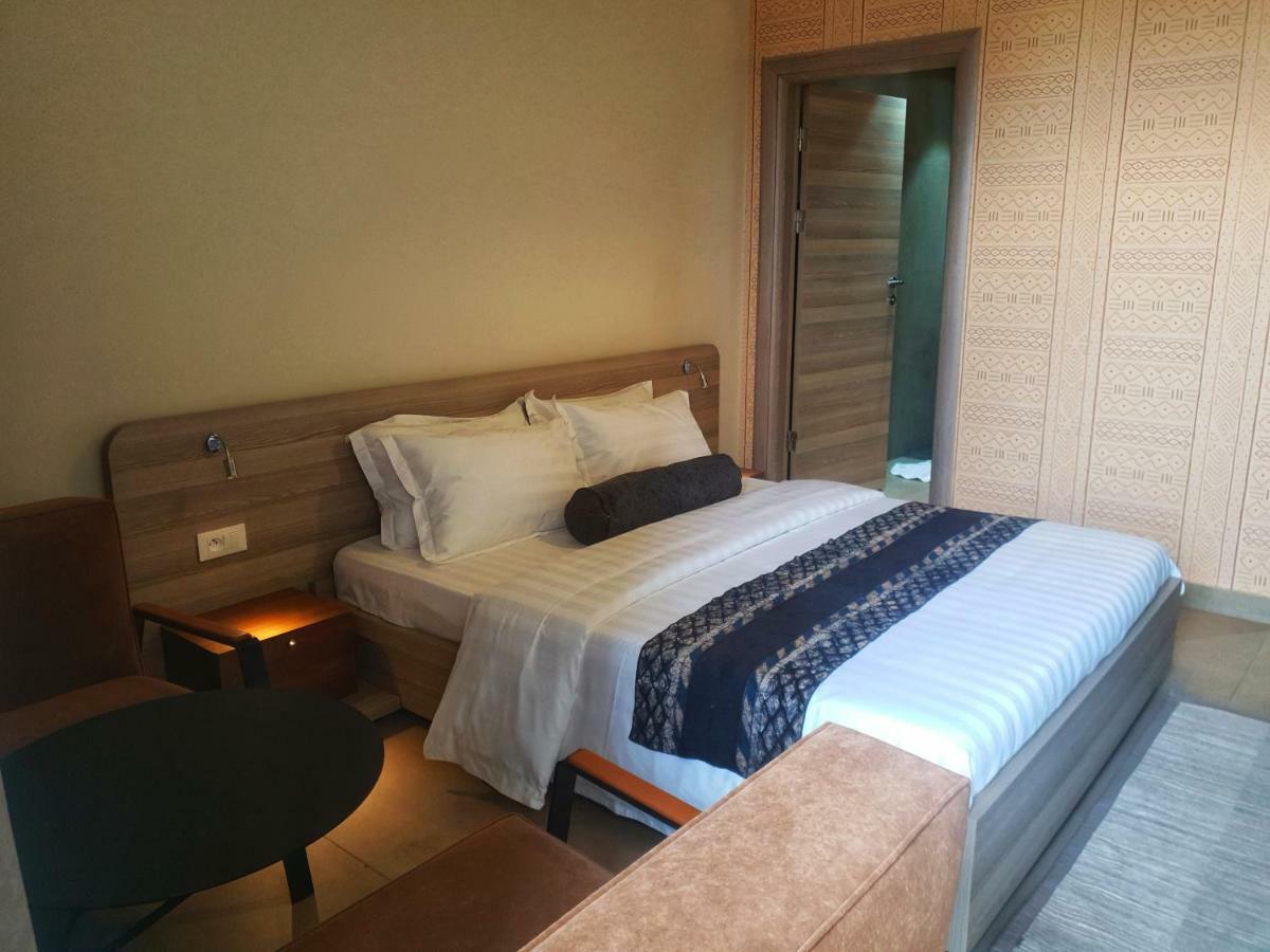 Roots Hotel Apartments Абиджан Экстерьер фото