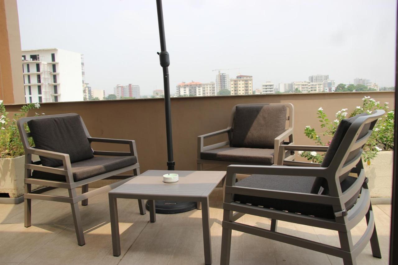 Roots Hotel Apartments Абиджан Экстерьер фото